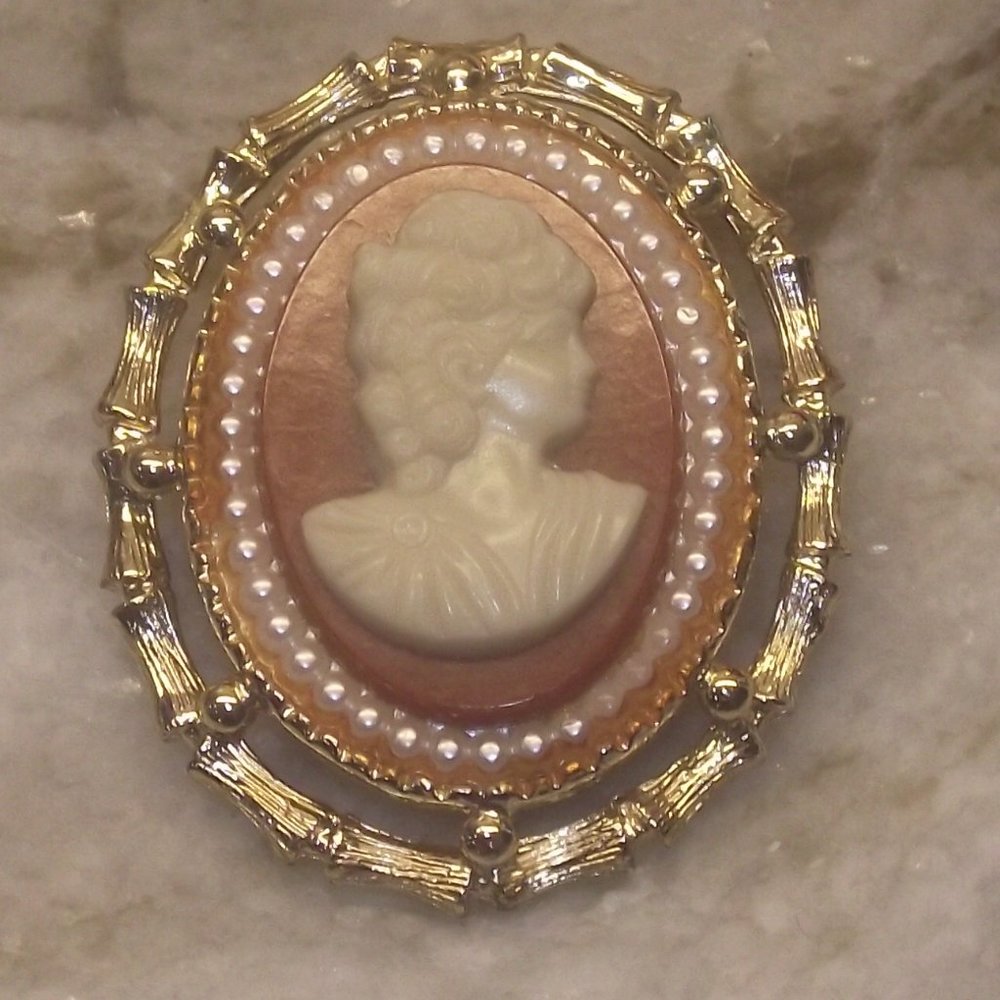 Cameo pin with faux pearls
